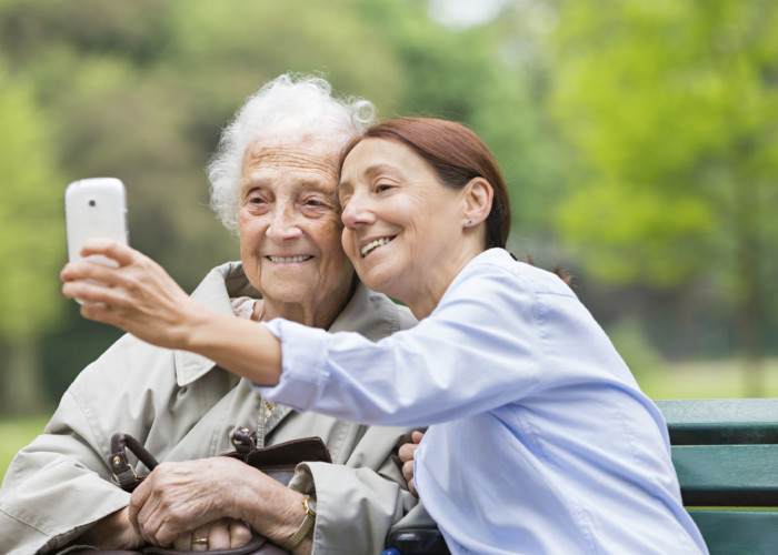Social Media and California Senior Care: A Perfect Match to Keep Seniors Socializing
