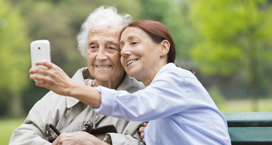 Social Media and California Senior Care: A Perfect Match to Keep Seniors Socializing