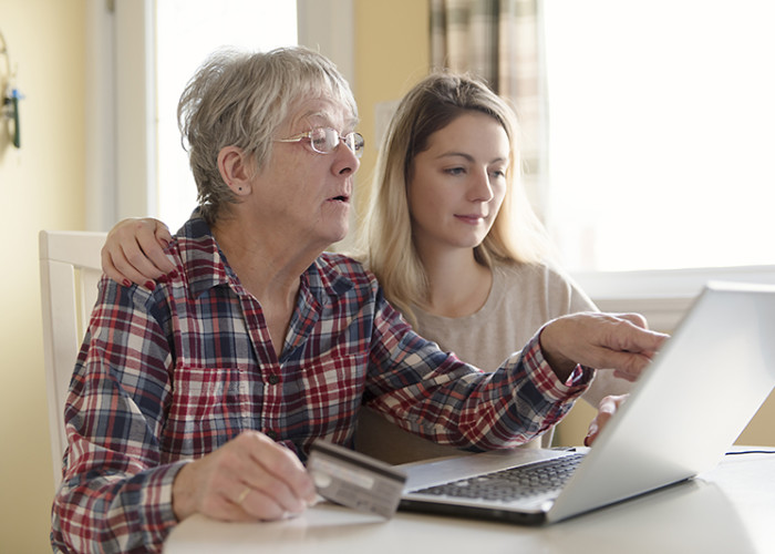 How to Approach Money Management Issues With Seniors